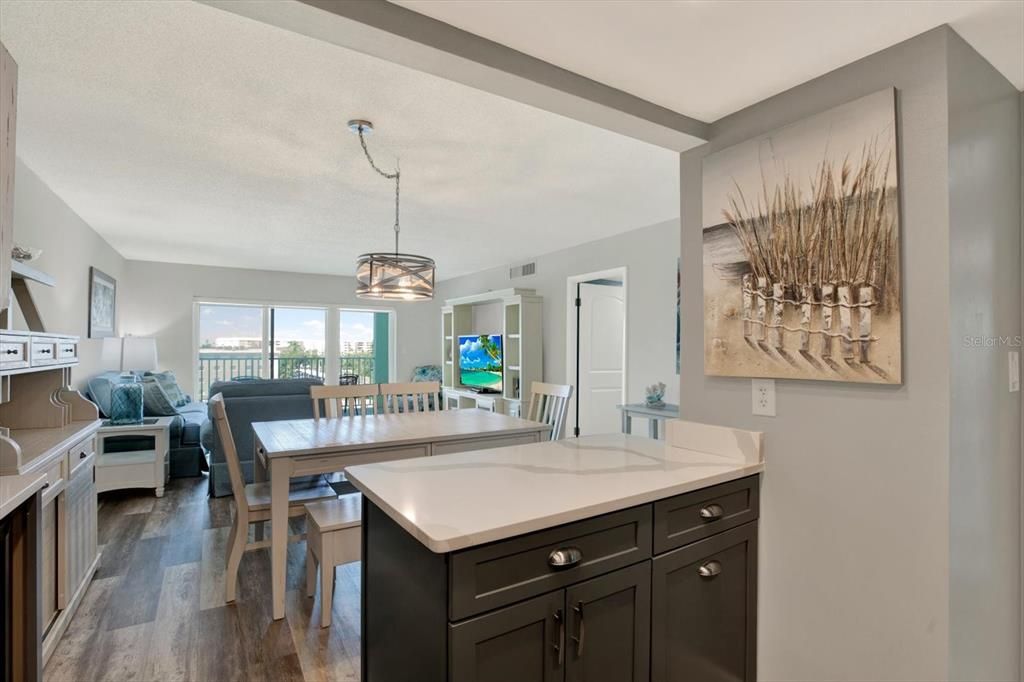 For Sale: $395,000 (2 beds, 2 baths, 1131 Square Feet)