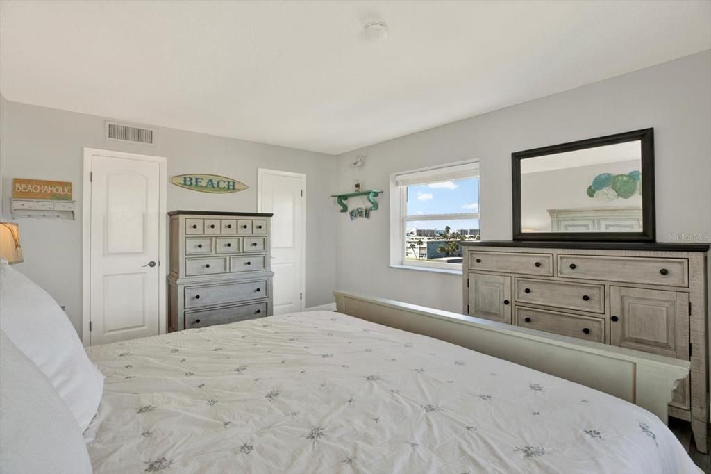 For Sale: $395,000 (2 beds, 2 baths, 1131 Square Feet)
