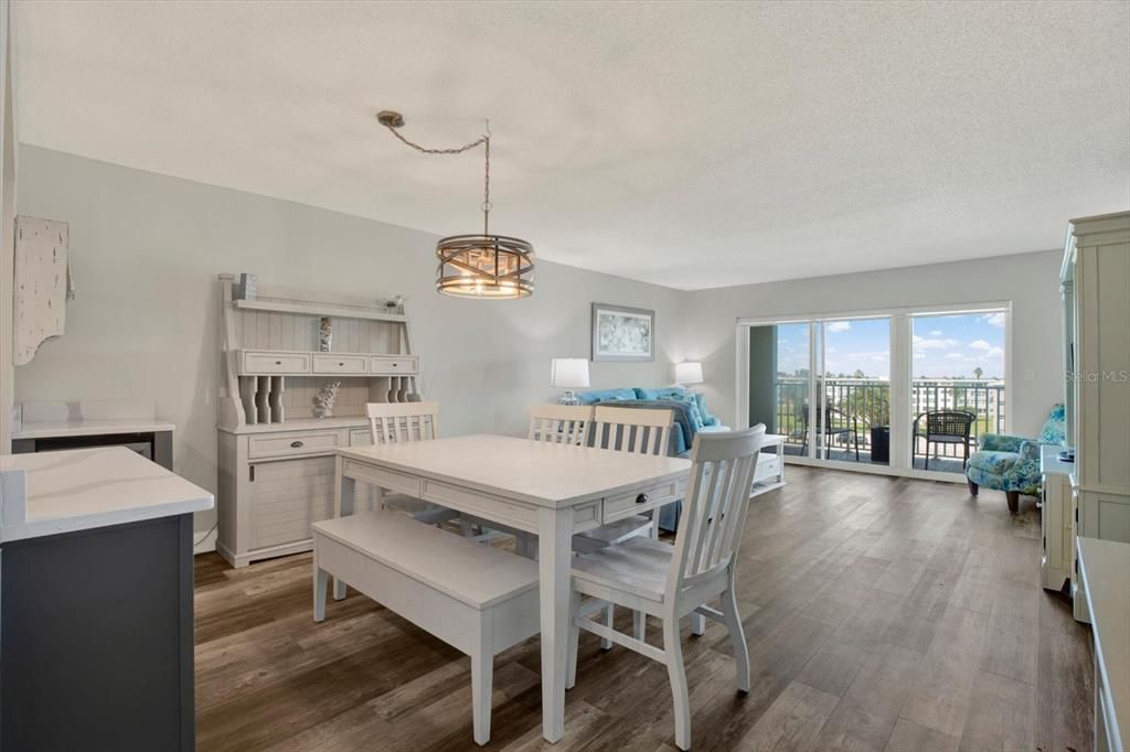 For Sale: $395,000 (2 beds, 2 baths, 1131 Square Feet)