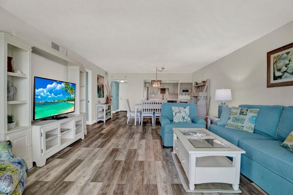 For Sale: $395,000 (2 beds, 2 baths, 1131 Square Feet)