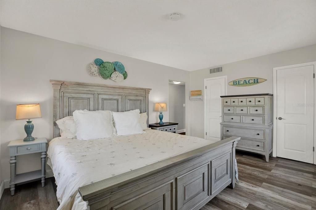 For Sale: $395,000 (2 beds, 2 baths, 1131 Square Feet)