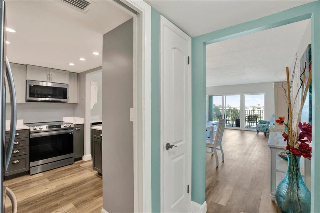 For Sale: $395,000 (2 beds, 2 baths, 1131 Square Feet)