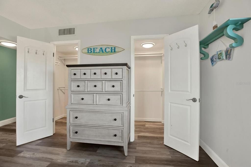 For Sale: $395,000 (2 beds, 2 baths, 1131 Square Feet)