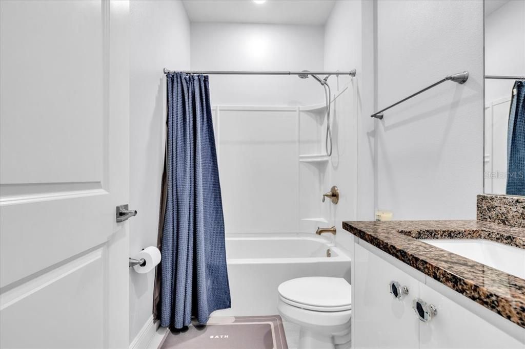 Activo con contrato: $450,000 (4 camas, 3 baños, 2198 Pies cuadrados)