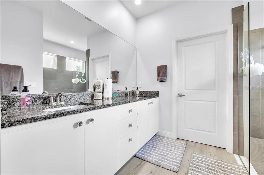 Activo con contrato: $450,000 (4 camas, 3 baños, 2198 Pies cuadrados)