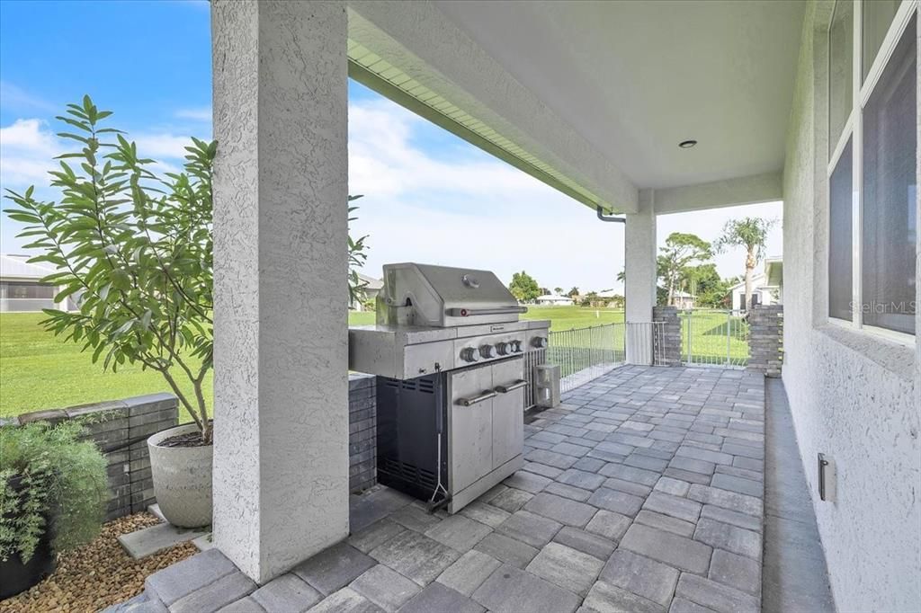 Activo con contrato: $450,000 (4 camas, 3 baños, 2198 Pies cuadrados)