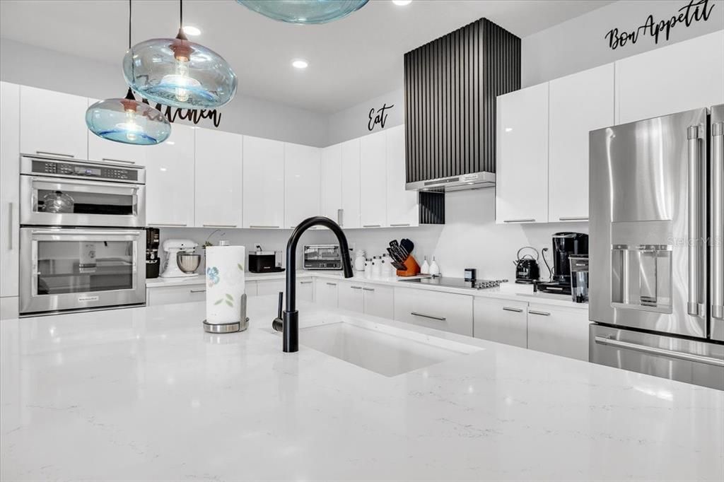Activo con contrato: $450,000 (4 camas, 3 baños, 2198 Pies cuadrados)