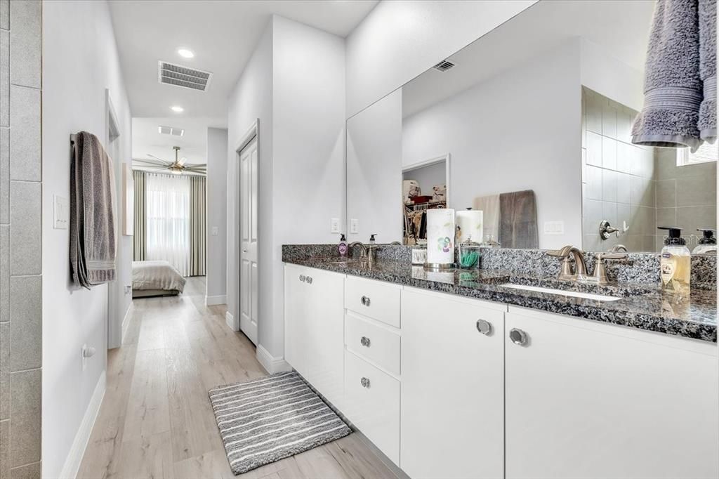 Activo con contrato: $450,000 (4 camas, 3 baños, 2198 Pies cuadrados)