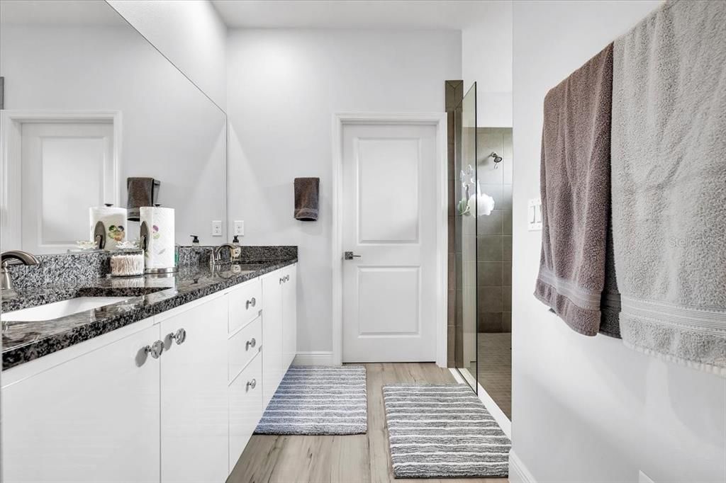 Activo con contrato: $450,000 (4 camas, 3 baños, 2198 Pies cuadrados)