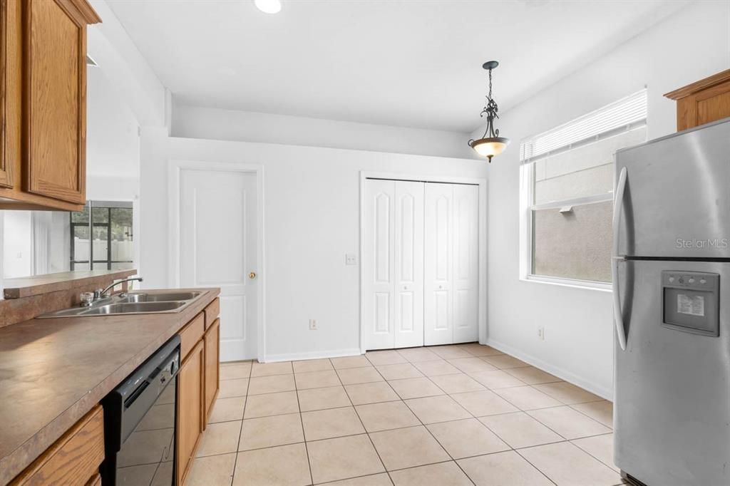 For Rent: $2,300 (4 beds, 2 baths, 1989 Square Feet)