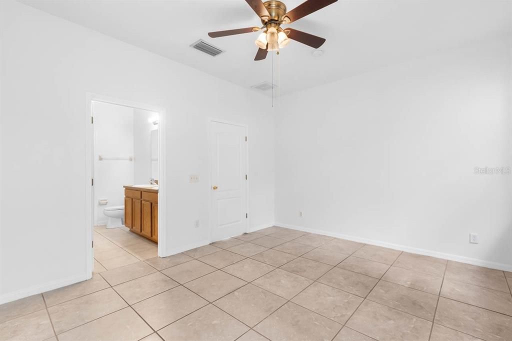 For Rent: $2,300 (4 beds, 2 baths, 1989 Square Feet)