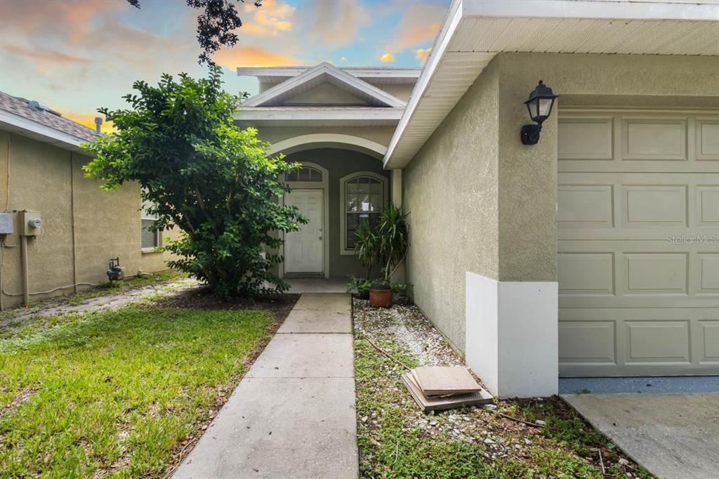 For Rent: $2,300 (4 beds, 2 baths, 1989 Square Feet)