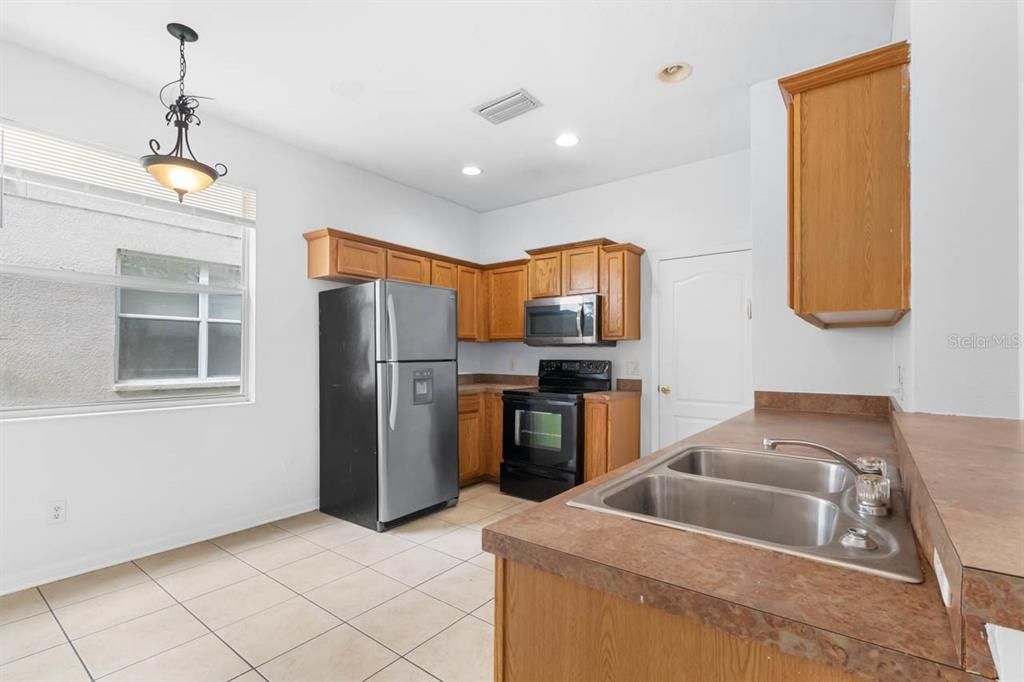 For Rent: $2,300 (4 beds, 2 baths, 1989 Square Feet)