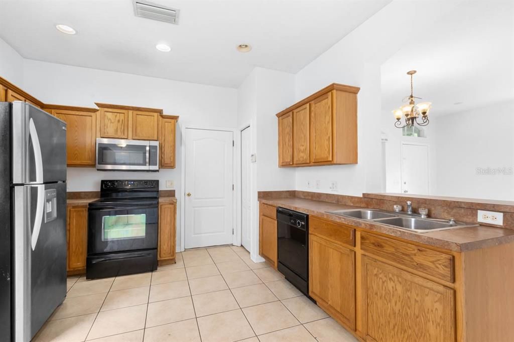 For Rent: $2,300 (4 beds, 2 baths, 1989 Square Feet)