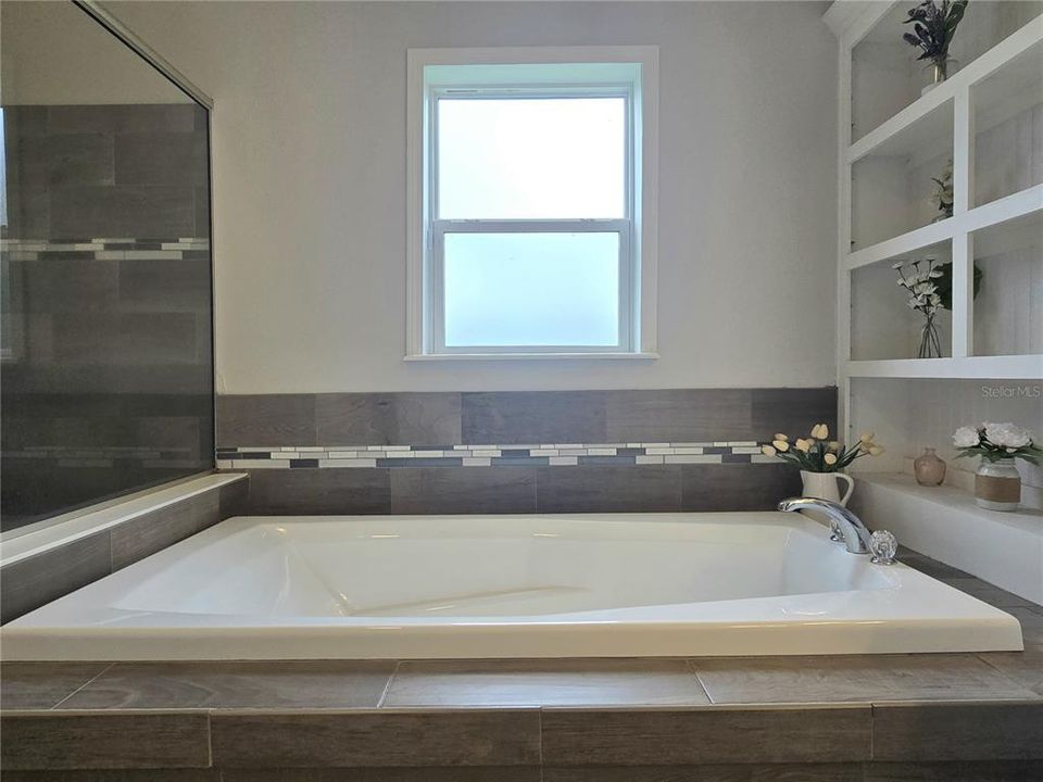 Activo con contrato: $375,000 (3 camas, 2 baños, 2108 Pies cuadrados)