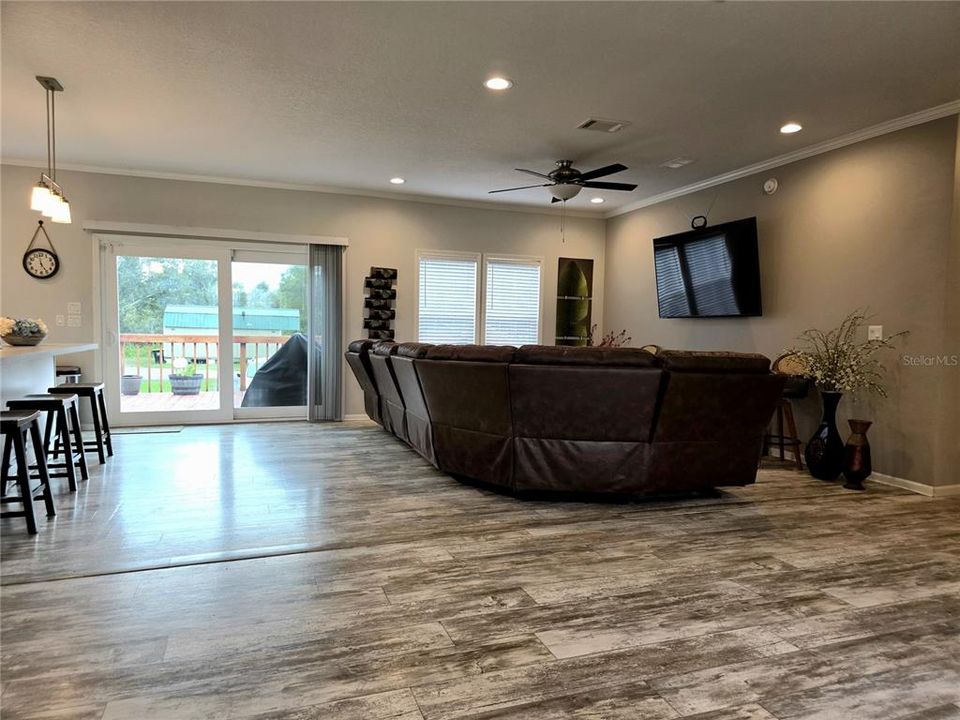 Activo con contrato: $375,000 (3 camas, 2 baños, 2108 Pies cuadrados)