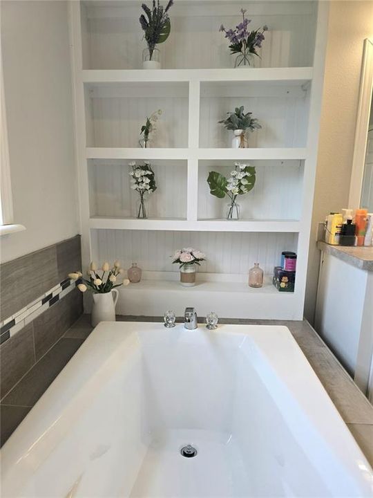 Activo con contrato: $375,000 (3 camas, 2 baños, 2108 Pies cuadrados)