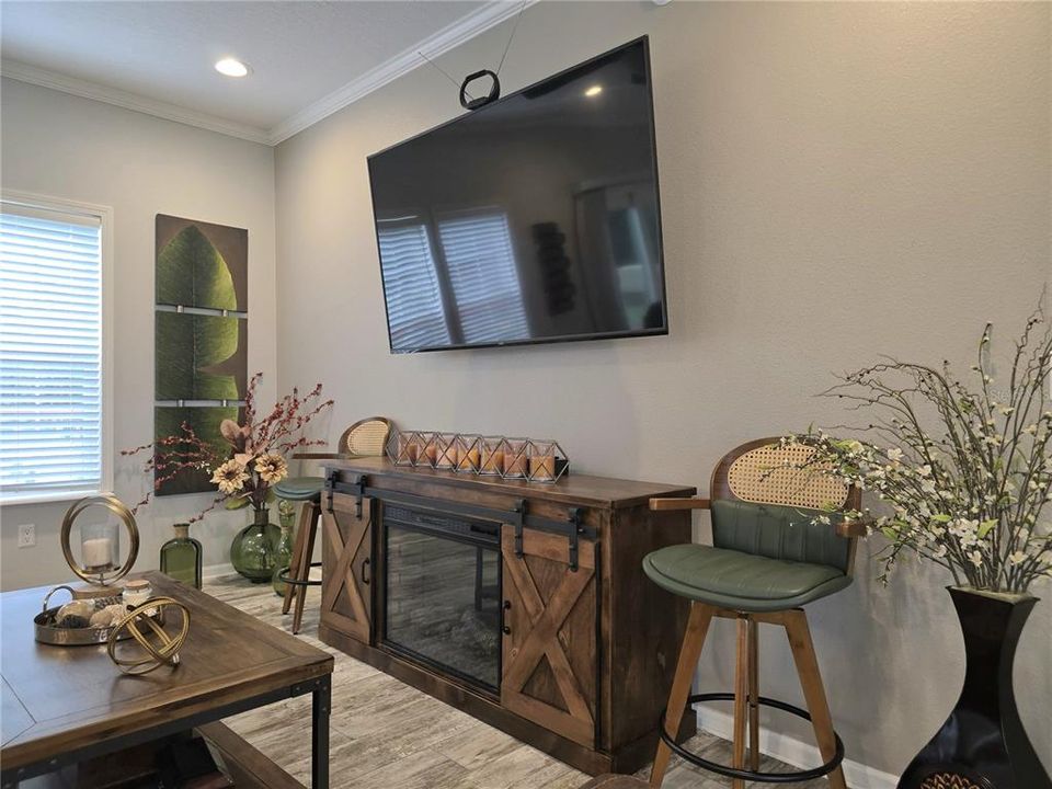 Activo con contrato: $375,000 (3 camas, 2 baños, 2108 Pies cuadrados)