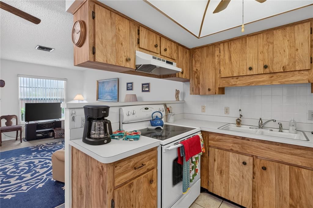 На продажу: $109,990 (2 спален, 1 ванн, 825 Квадратных фут)