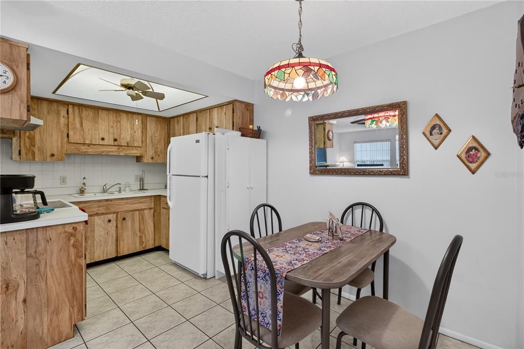 На продажу: $109,990 (2 спален, 1 ванн, 825 Квадратных фут)