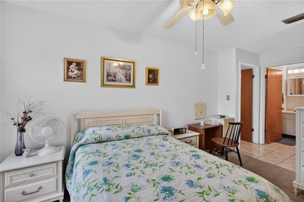 На продажу: $109,990 (2 спален, 1 ванн, 825 Квадратных фут)