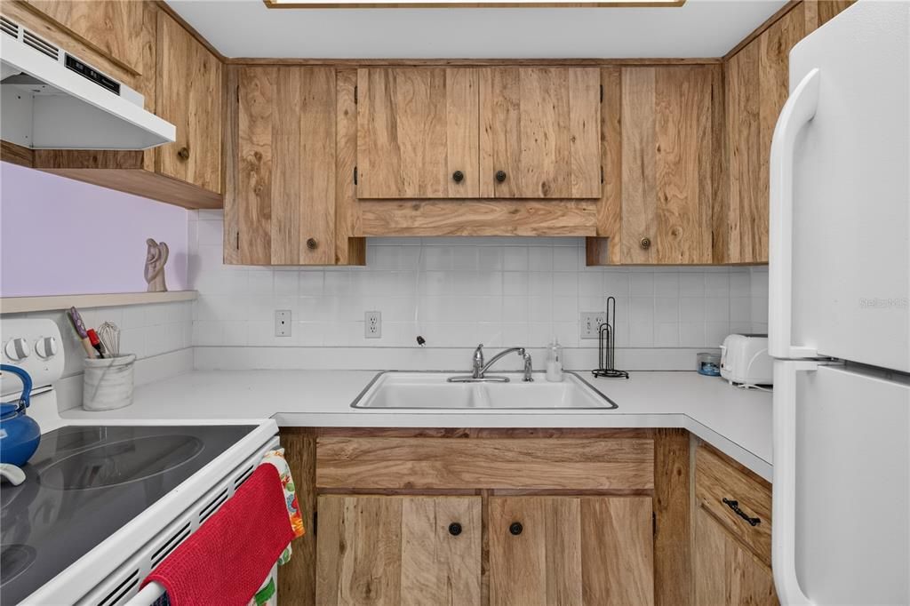 На продажу: $109,990 (2 спален, 1 ванн, 825 Квадратных фут)
