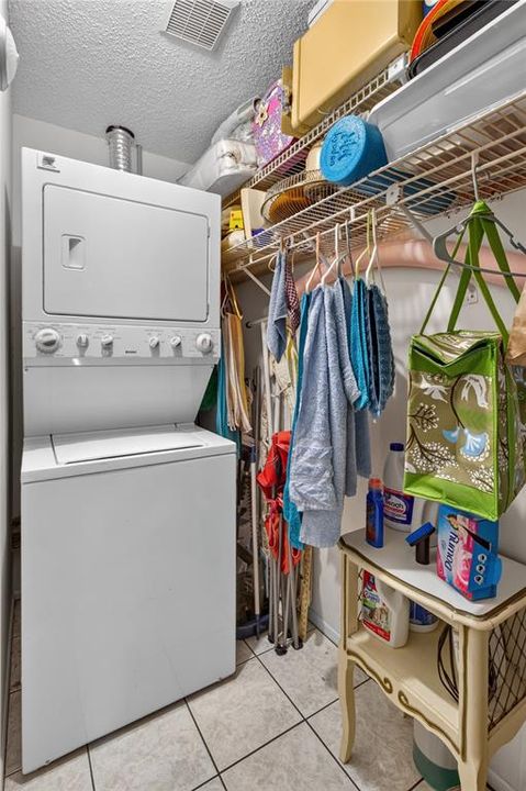 На продажу: $109,990 (2 спален, 1 ванн, 825 Квадратных фут)