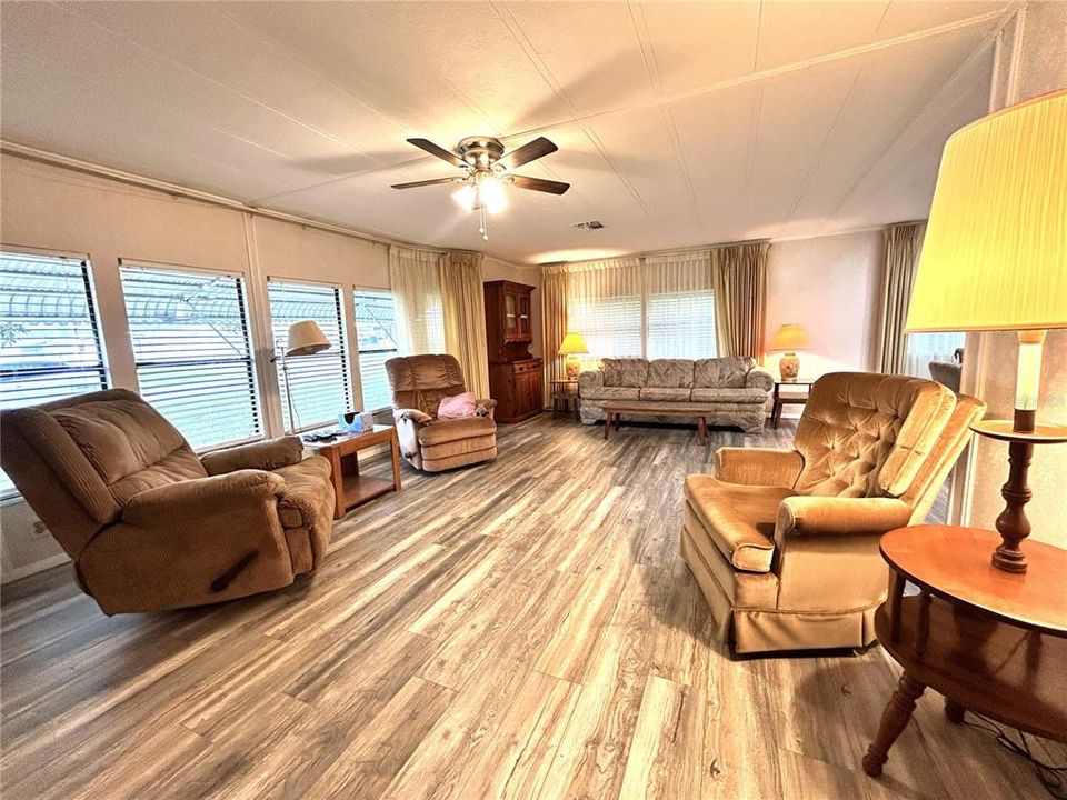 На продажу: $119,900 (2 спален, 2 ванн, 1248 Квадратных фут)