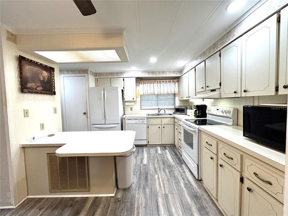 На продажу: $119,900 (2 спален, 2 ванн, 1248 Квадратных фут)