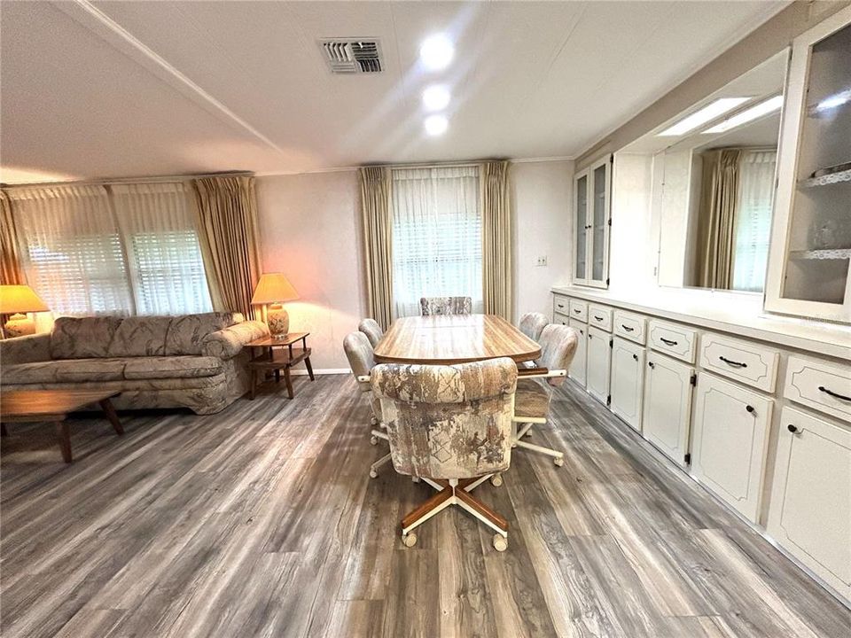 На продажу: $119,900 (2 спален, 2 ванн, 1248 Квадратных фут)