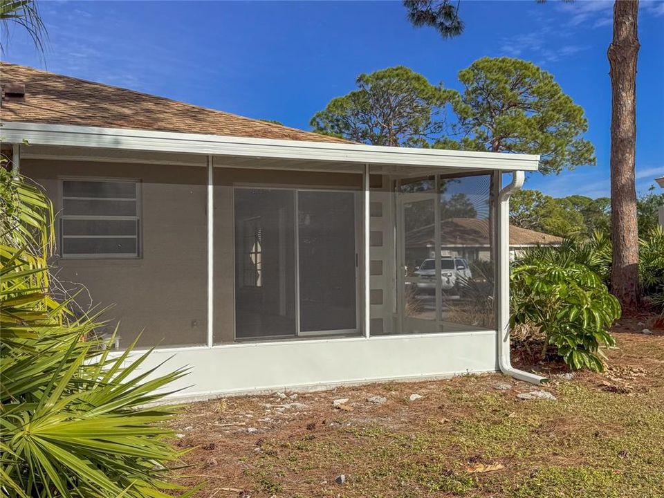 For Sale: $239,000 (2 beds, 2 baths, 936 Square Feet)