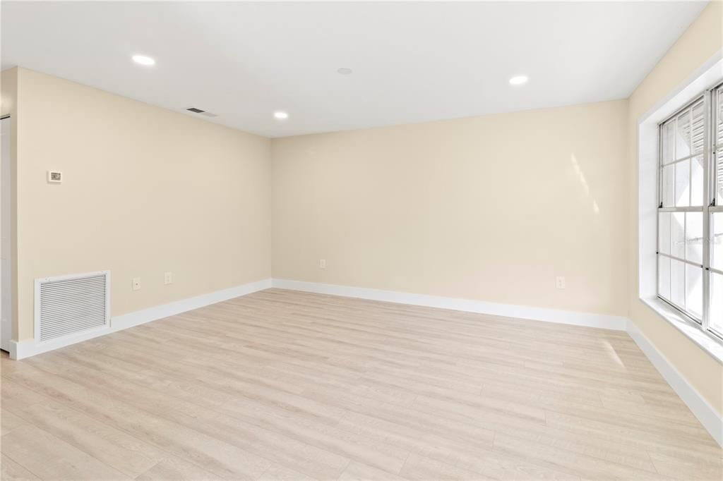 For Sale: $239,000 (2 beds, 2 baths, 936 Square Feet)