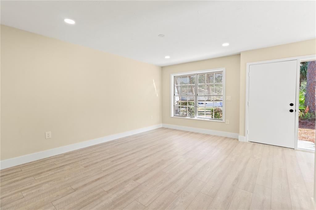 For Sale: $239,000 (2 beds, 2 baths, 936 Square Feet)