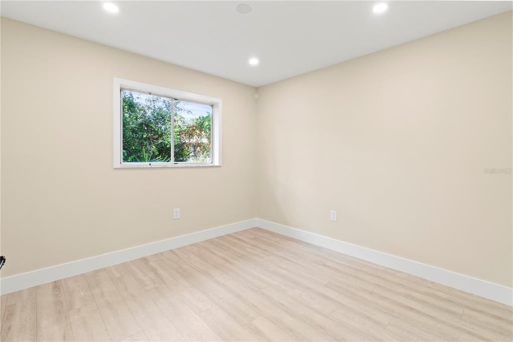 For Sale: $239,000 (2 beds, 2 baths, 936 Square Feet)