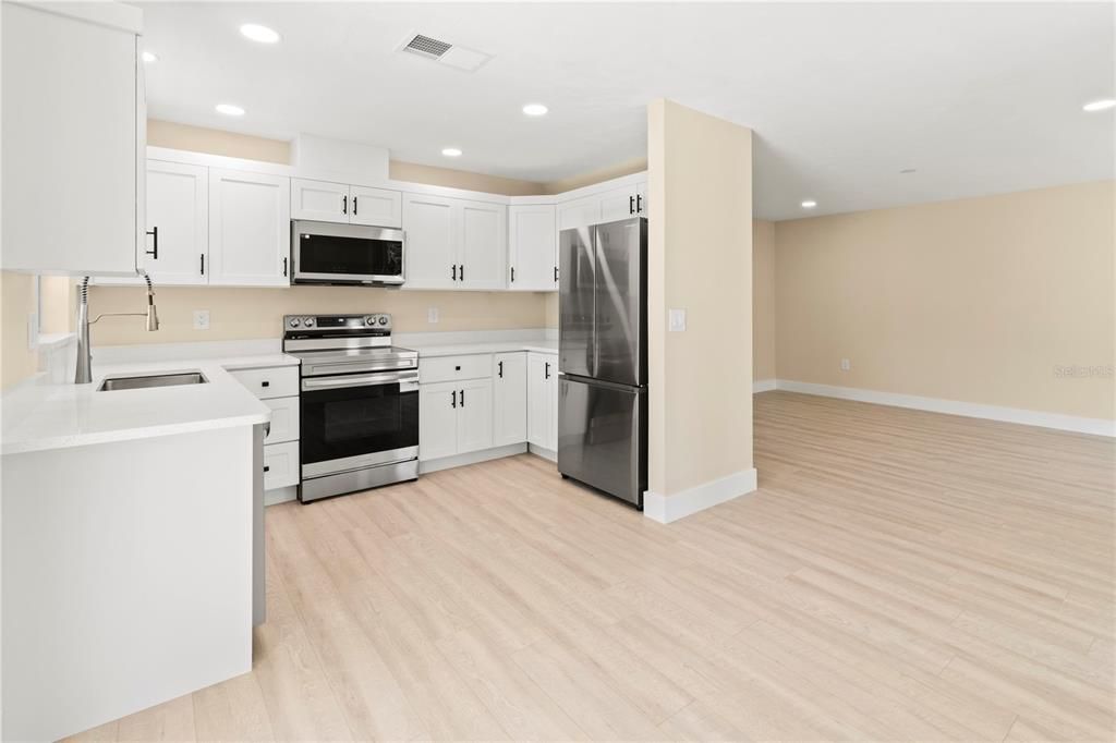 For Sale: $239,000 (2 beds, 2 baths, 936 Square Feet)