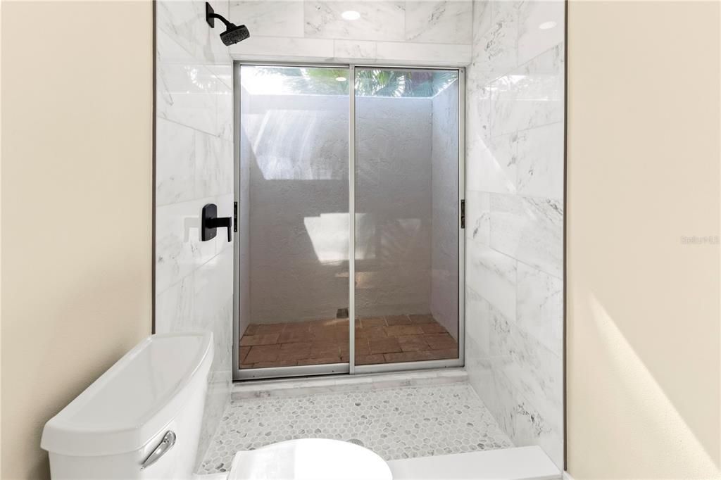 For Sale: $239,000 (2 beds, 2 baths, 936 Square Feet)
