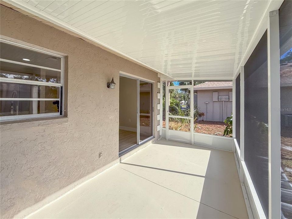 For Sale: $239,000 (2 beds, 2 baths, 936 Square Feet)
