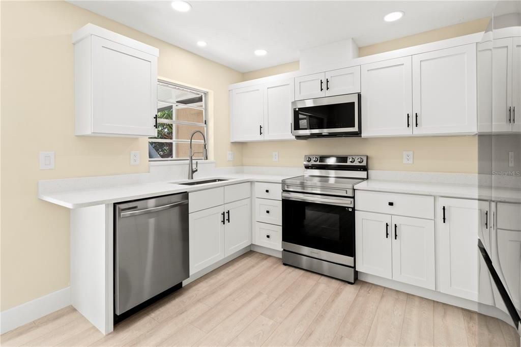 For Sale: $239,000 (2 beds, 2 baths, 936 Square Feet)