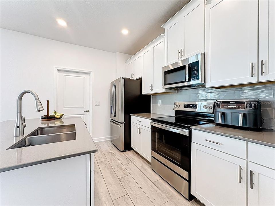 For Rent: $2,400 (3 beds, 2 baths, 1755 Square Feet)