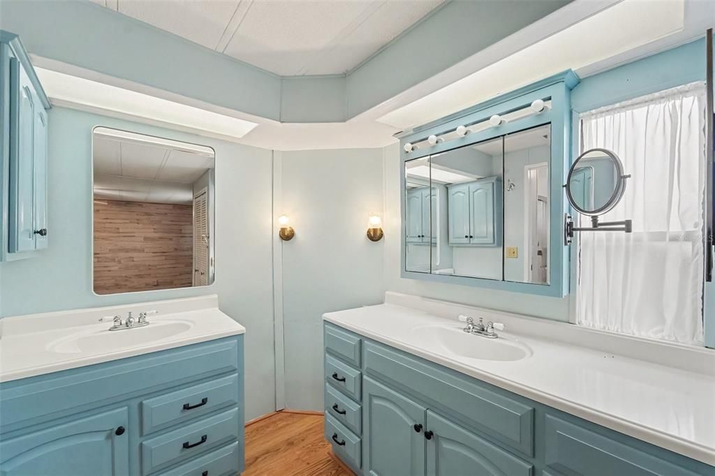 На продажу: $139,900 (2 спален, 2 ванн, 1152 Квадратных фут)