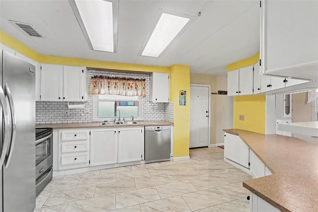На продажу: $139,900 (2 спален, 2 ванн, 1152 Квадратных фут)