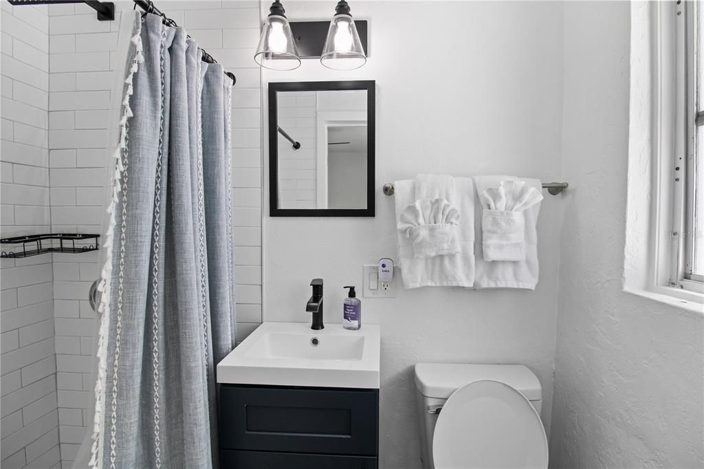 For Sale: $459,000 (2 beds, 2 baths, 875 Square Feet)