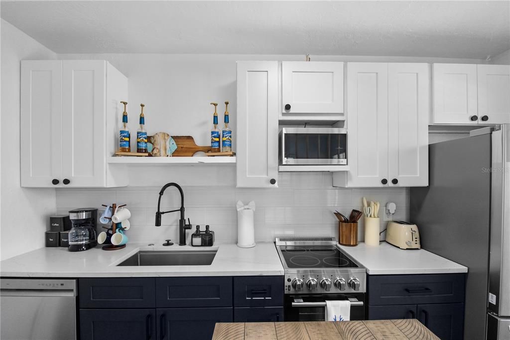 For Sale: $459,000 (2 beds, 2 baths, 875 Square Feet)