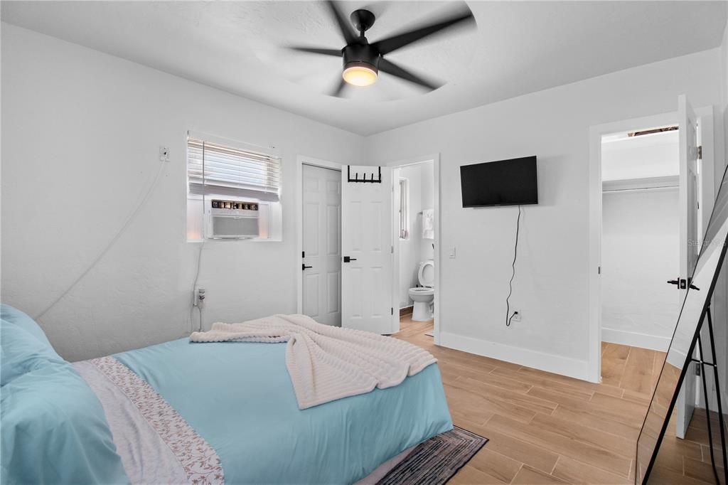 For Sale: $459,000 (2 beds, 2 baths, 875 Square Feet)