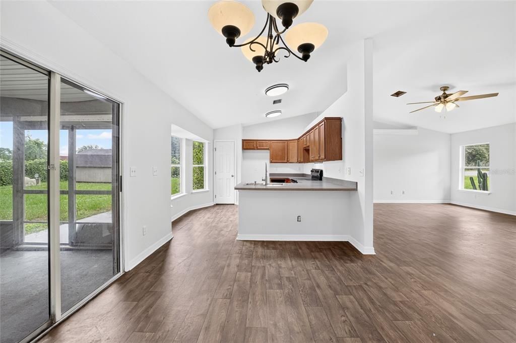 На продажу: $229,999 (3 спален, 2 ванн, 1594 Квадратных фут)
