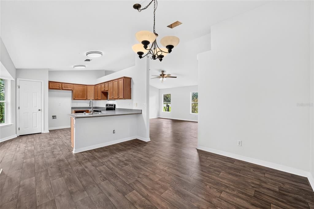 На продажу: $229,999 (3 спален, 2 ванн, 1594 Квадратных фут)