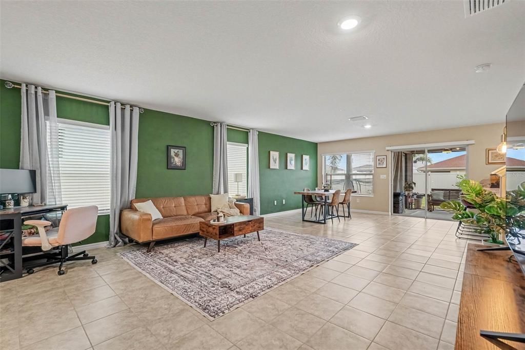 Activo con contrato: $368,000 (3 camas, 2 baños, 2163 Pies cuadrados)