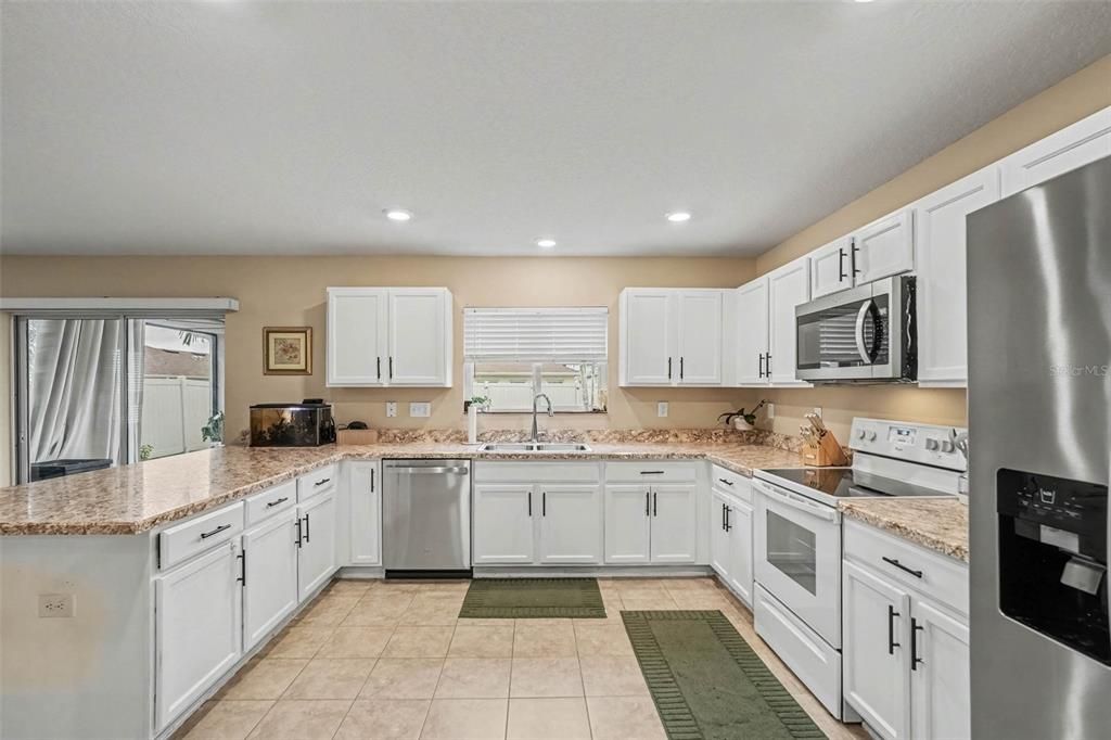 Activo con contrato: $368,000 (3 camas, 2 baños, 2163 Pies cuadrados)