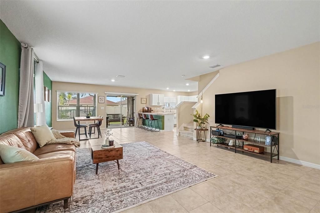 Activo con contrato: $368,000 (3 camas, 2 baños, 2163 Pies cuadrados)