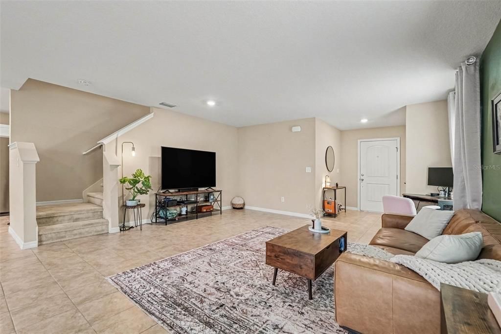 Activo con contrato: $368,000 (3 camas, 2 baños, 2163 Pies cuadrados)